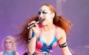 Chappell Roan embodies a minimalist style in her private life, which is a stark contrast to the elaborate and flashy outfits she wears as part of her job.