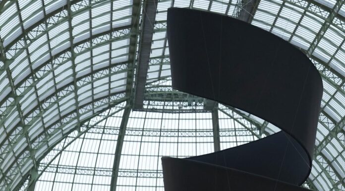 The fashion juggernaut dazzles even when left without a designer.