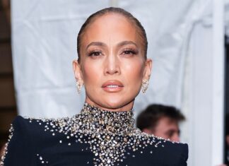 Jennifer Lopez’s crop top outfit brings back fashion’s most flattering trend of all time for spring 2025.