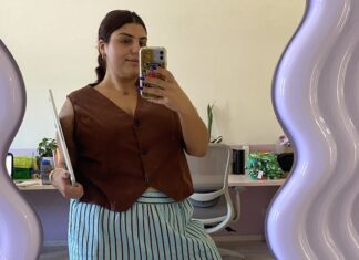 Fashion freelancers often choose outfits that are professional, versatile, and comfortable to accommodate their varied work settings and clients while still showcasing their personal style and creativity.