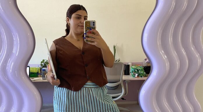 Fashion freelancers often choose outfits that are professional, versatile, and comfortable to accommodate their varied work settings and clients while still showcasing their personal style and creativity.