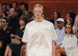 Lacoste presents its Fall 2025 collection in its latest fashion show, transmitting an impression of artistic expression and style.