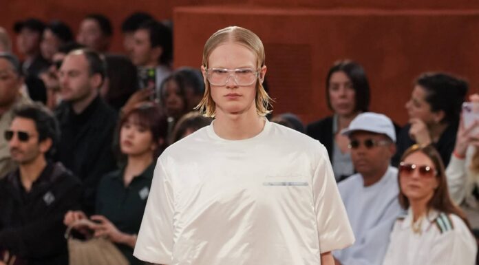 Lacoste presents its Fall 2025 collection in its latest fashion show, transmitting an impression of artistic expression and style.