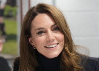 Kate Middleton’s navy coat showcased a bold fashion statement by breaking the classic rule of pairing navy with navy, as it was paired with a navy hat and shoes instead of white.