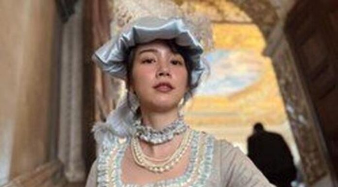 The fashion show did not feature any stunts, instead focusing on elegant displays of clothing and style.