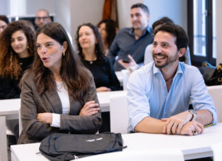 Minimalist fashion as a way to prepare for the uncertainty of layoffs, according to La Voce di New York.