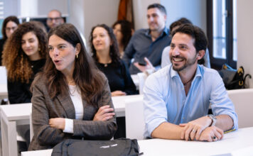 Minimalist fashion as a way to prepare for the uncertainty of layoffs, according to La Voce di New York.