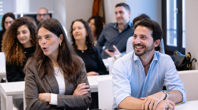 Minimalist fashion as a way to prepare for the uncertainty of layoffs, according to La Voce di New York.