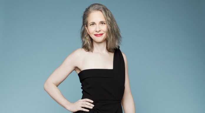 I make fashion mistakes and share what I’ve learned from them.