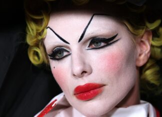 Julia Fox’s latest fashion stunt has left everyone speechless with its unapologetic quirkiness.