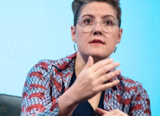 CaaStle CEO Hunsicker resigns from her position due to fraud allegations, as the company struggles to stay afloat.