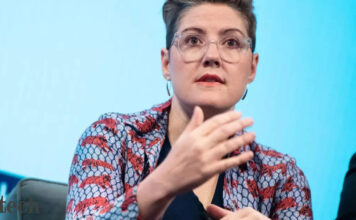 CaaStle CEO Hunsicker resigns from her position due to fraud allegations, as the company struggles to stay afloat.