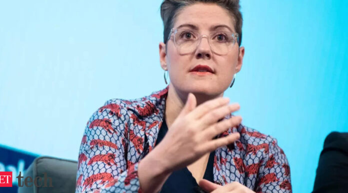 CaaStle CEO Hunsicker resigns from her position due to fraud allegations, as the company struggles to stay afloat.