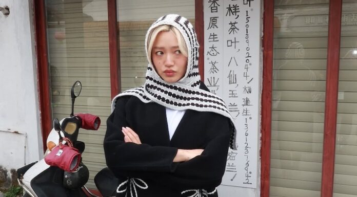 Selina Yang, an actor, draws fashion inspiration from 1990s films.