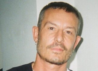 & Other Stories has named Jonathan Saunders as its new Chief Creative Officer.