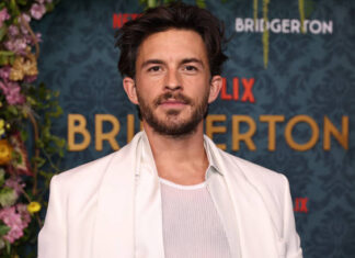 Jonathan Bailey Embraces Friendship with Scarlett Johansson at Jurassic World Premiere