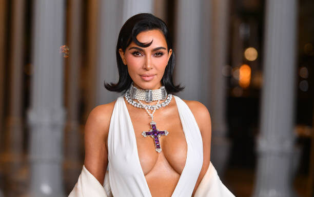 Kim Kardashian Stuns in Vintage Glamour: A Fashion Icon’s Choice